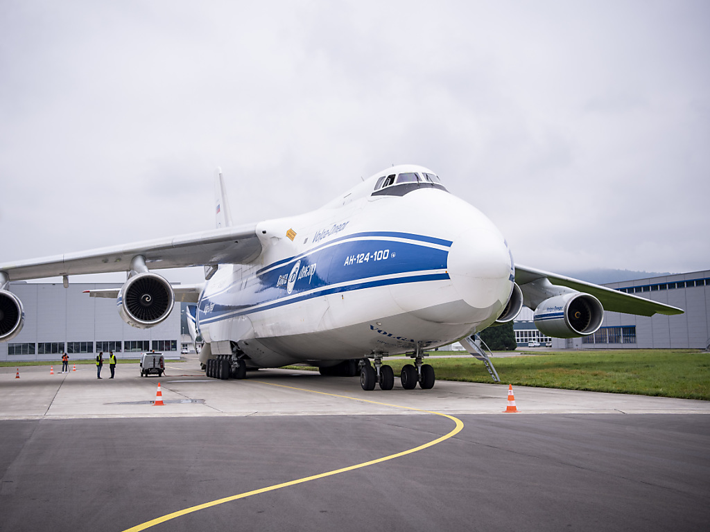 La tête de la fusée est transportée depuis Emmen (LU) à destination de la Floride à bord de l'un des plus grands vaions de fret au monde, un Antonov An-124.