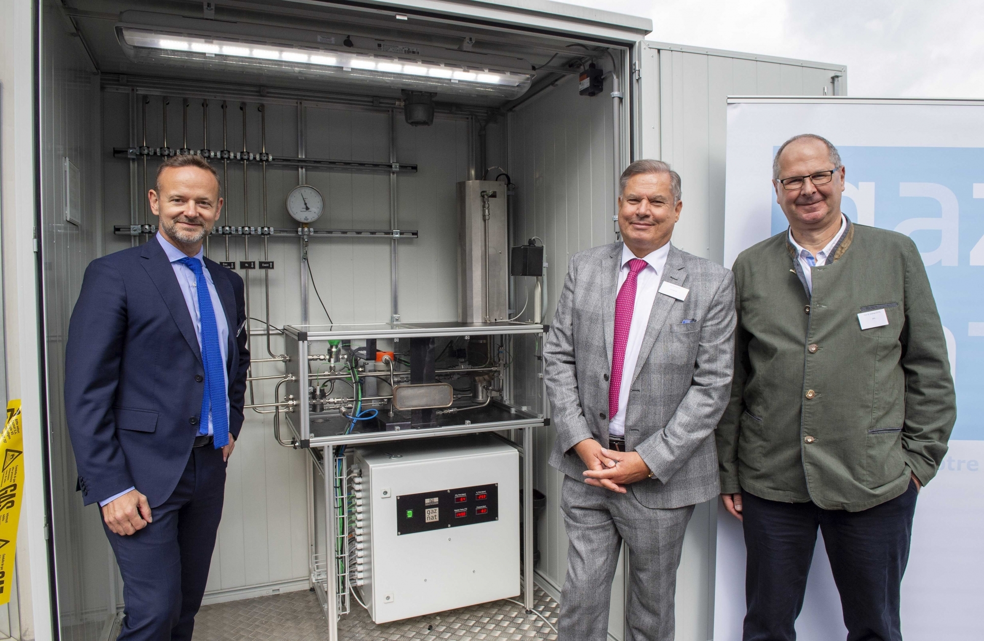 François Fellay (directeur de Oiken), René Bautz (directeur général Gaznat) et le professeur Andreas Züttel à l'heure de l'inauguration de l'installation Power-to-Gas au poste de détente et de comptage de Sion.