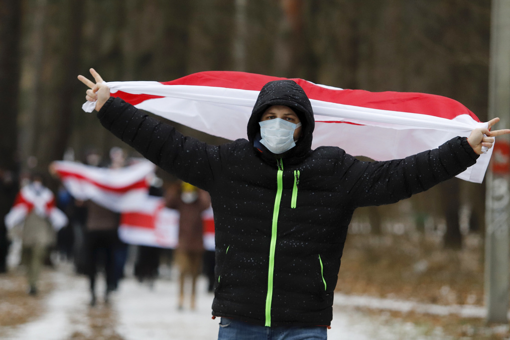 Les manifestants ont défilé dimanche dans les faubourgs de la capitale en agitant des drapeaux blancs et rouges de l’opposition.
