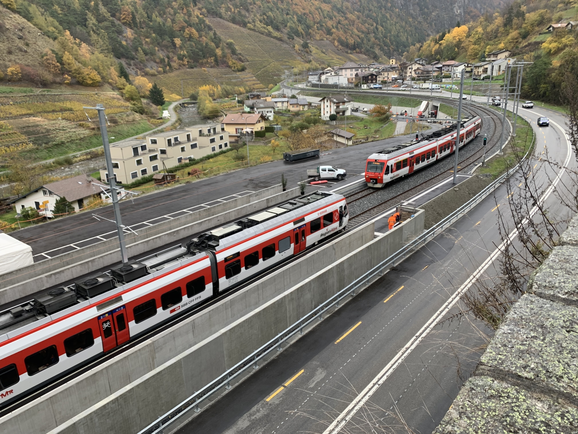 A la sortie de la gare de Bovernier, direction Sembrancher, une double voie a été construite sur une longueur de 900 mètres afin de permettre des croisements dynamiques entre les trains.