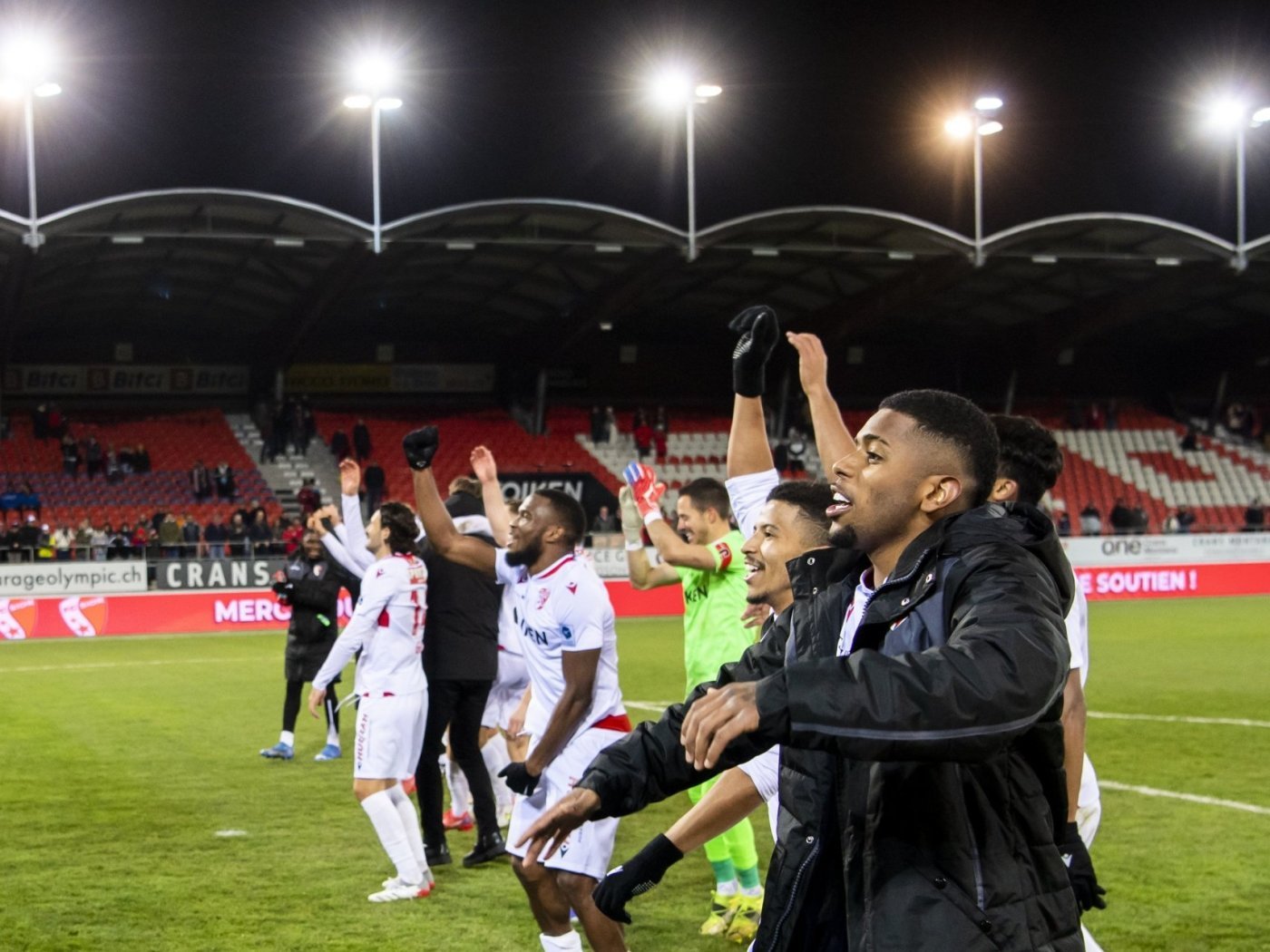 Les joueurs du FC Sion fêtent leur victoire contre Saint-Gall avec les supporters du gradin nord du stade de Tourbillon.