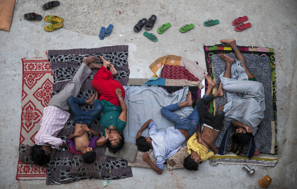 Une famille indienne dort sur son toit, pour éviter la chaleur à l'intérieur de sa maison.