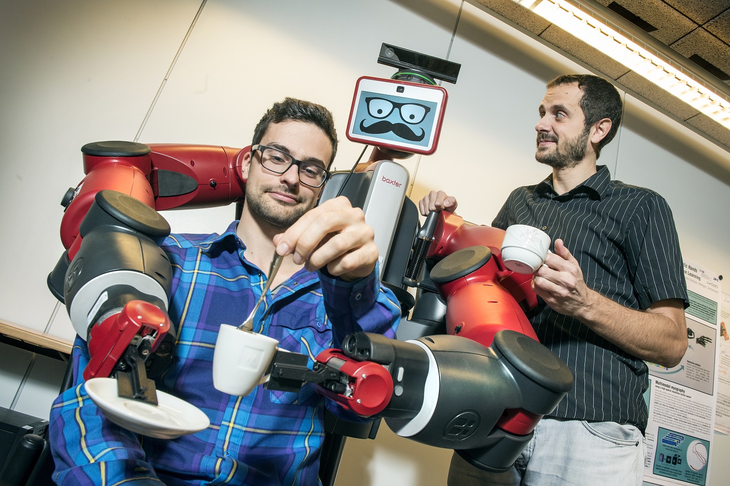 Martigny - 1er décembre  2016 - IDIAP, institut de recherche - Sylvain Calinon (à droite), chercheur, et Emmanuel Pignat, assistant de recherche, travaillent sur Baxter, un robot imitateur, en développant l'intelligence artificielle  . Photo: Sabine Papilloud.baxter BAXTER4