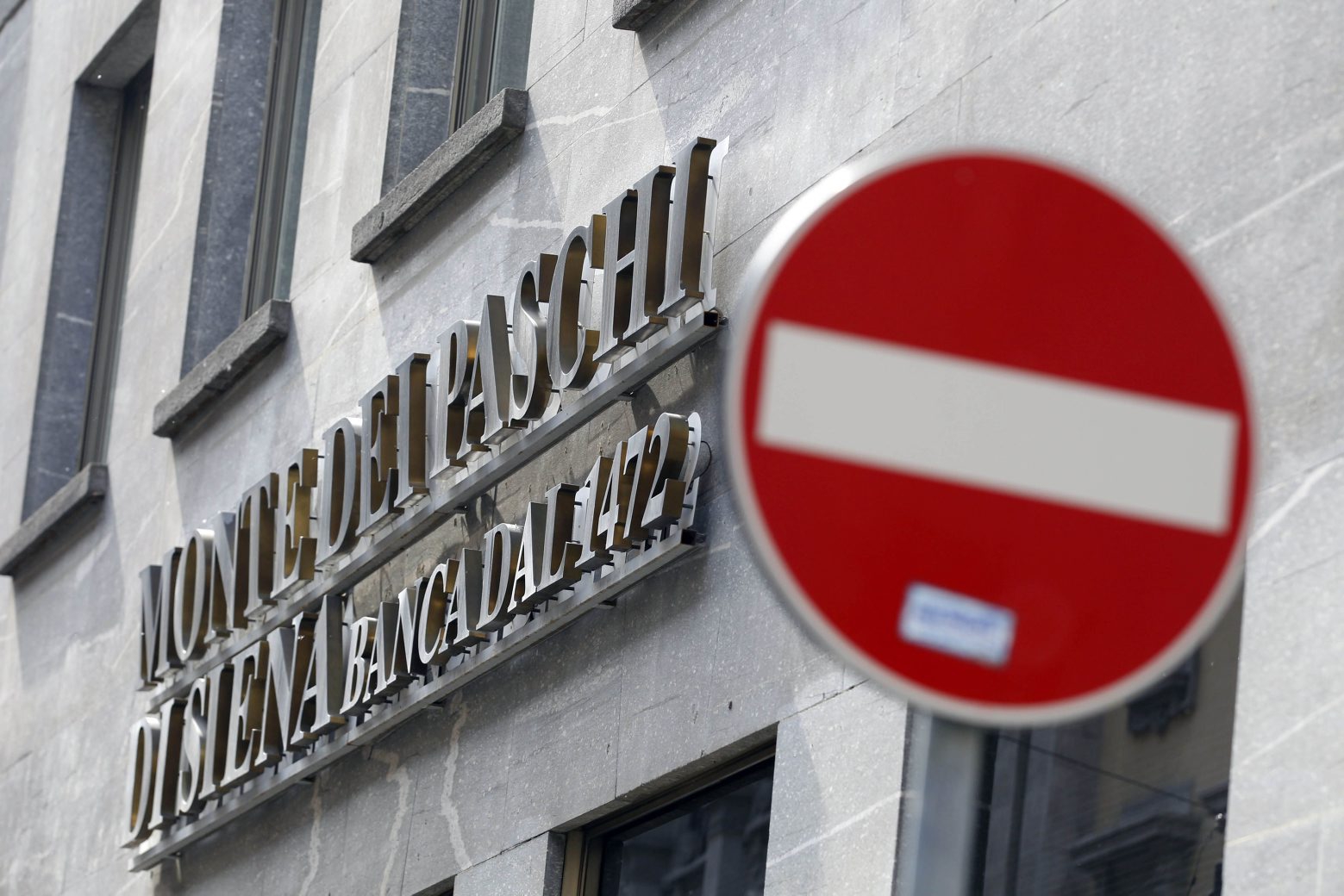 An external view of a Monte Dei Paschi di Siena bank branch in Milan, Italy, Wednesday, May 9, 2012.  Shares of the Italian bank Monte dei Paschi di Siena have tumbled after financial police searched its offices in connection with a market rigging probe in the 2007 acquisition of Banca Antonveneta SpA. (AP Photo/Luca Bruno) ITALIEN BANK MONTE DEI PASCHI DI SIENA