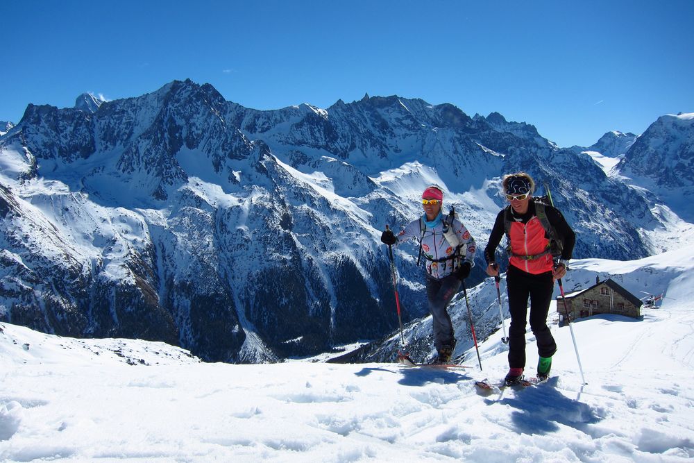 Avec sa coéquipière Paola Cavalli, la skieuse de Crans-Montana Séverine Pont Combe (à droite) fera partie des favorites dimanche.