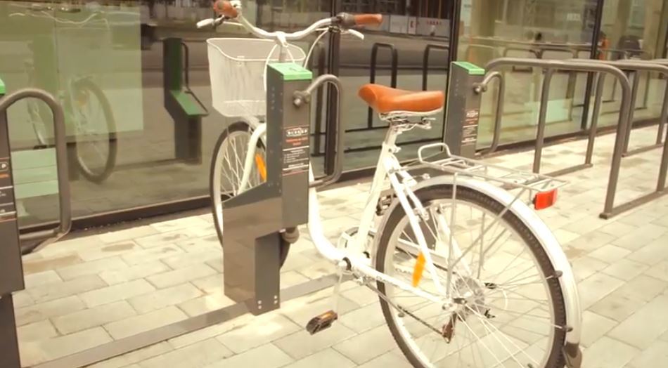 Grâce à une app reliée au e-parking, le cycliste peut trouver facilement sa place de parc, voire la réserver.
