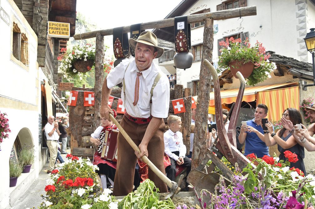La tradition est maintenue avec d’importantes animations – ici le cortège à Evolène – lors de la mi-été en Valais.