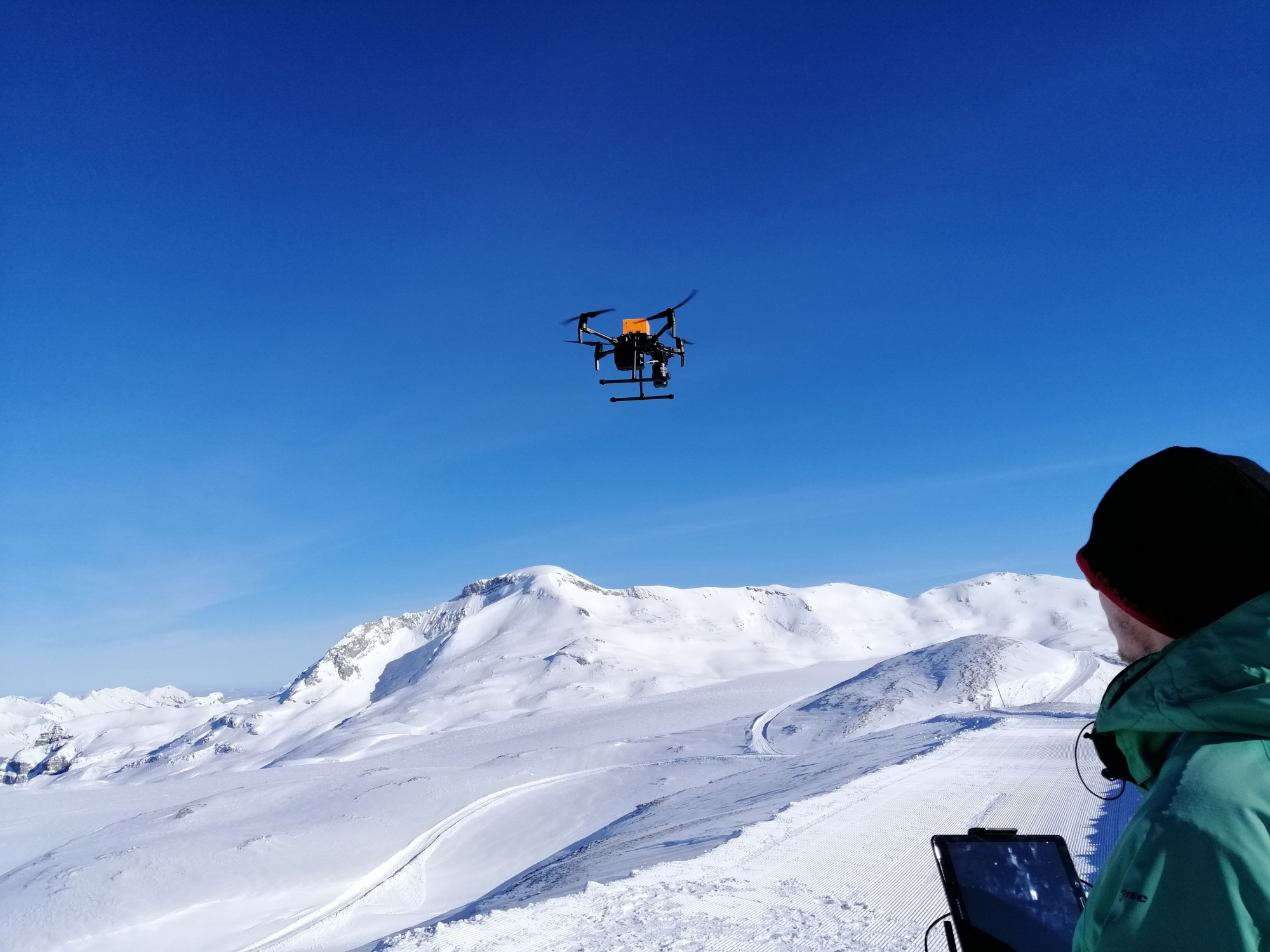 Ce drone autonome est capable de localiser les victimes d'avalanche grâce à son DVA.