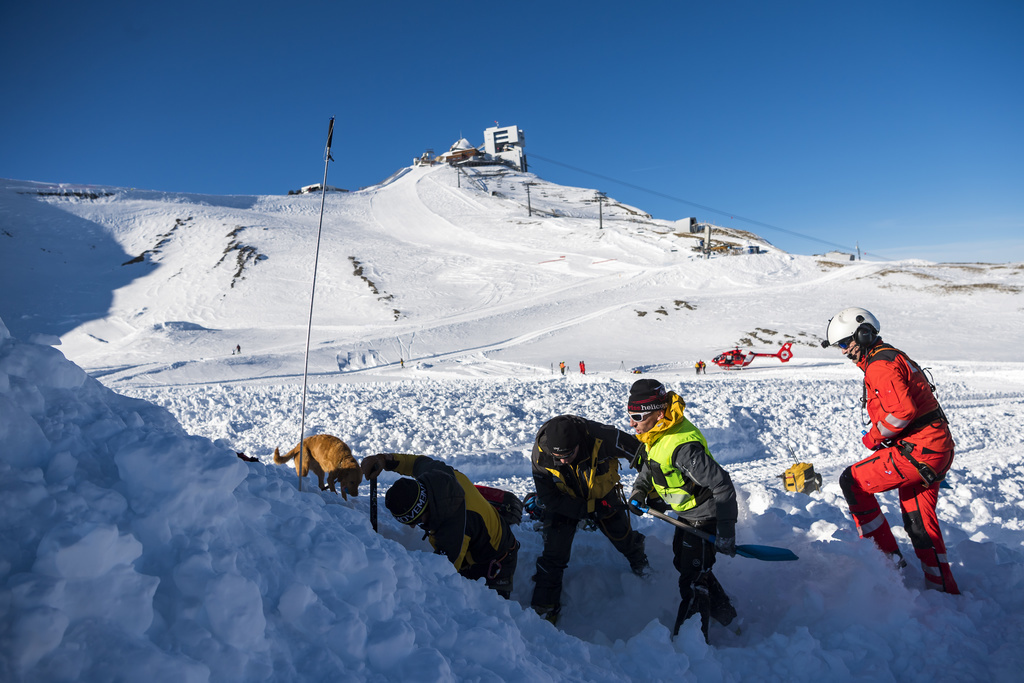 Hélicoptère, chiens et leurs conducteurs, patrouilleurs; tous ont oeuvré pour retrouver les sept victimes ensevelies dans une zone du Glacier 3000.