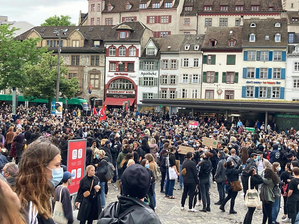 Près de 2000 personnes ont manifesté samedi à Bâle contre le racisme.