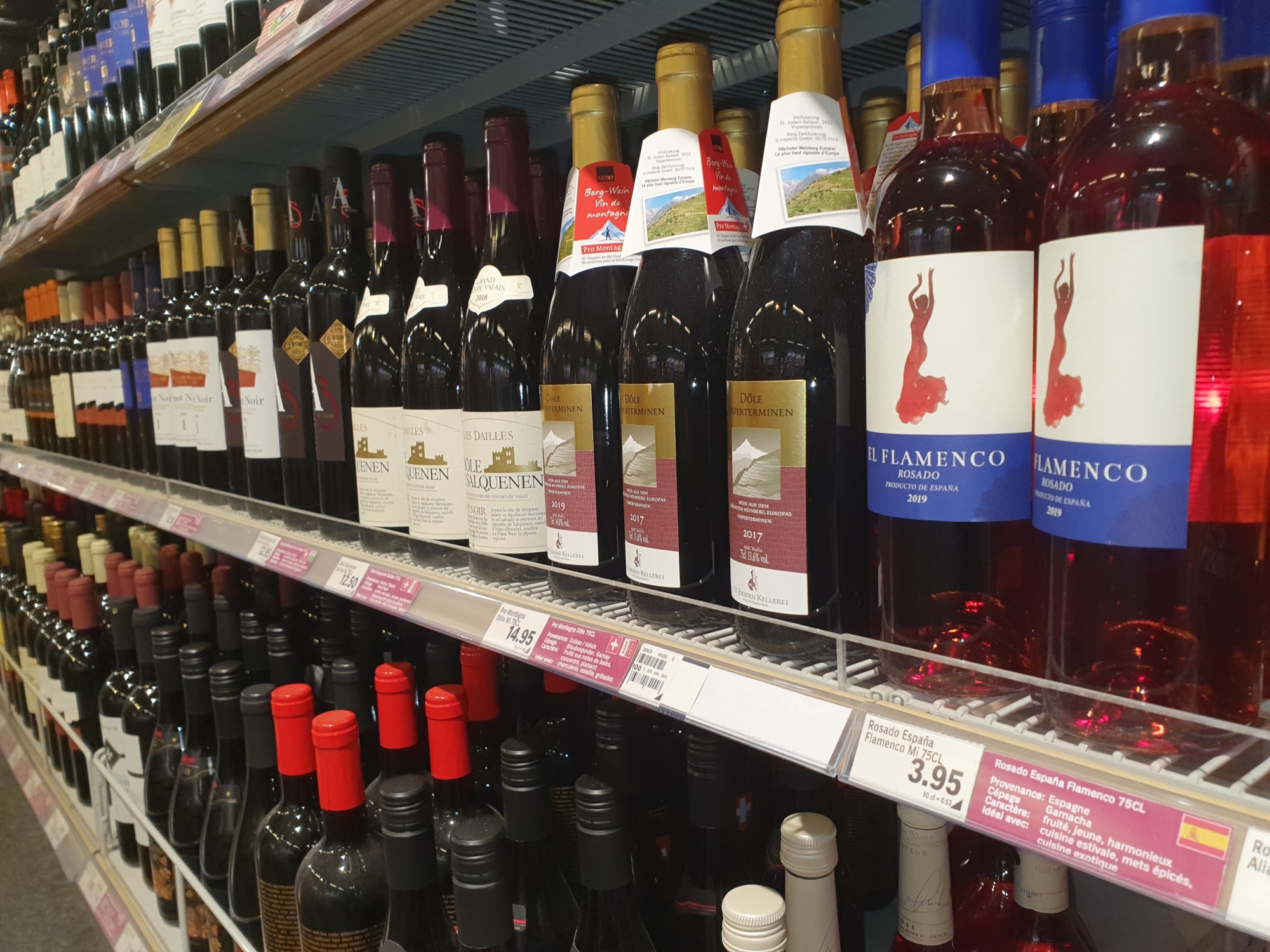 En grande surface, certaines bouteilles de vin étranger sont vendues moins de 3 francs. Mais le prix moyen des produits importés est de 6 fr. 90, contre 9 fr. 25 pour les crus suisses.