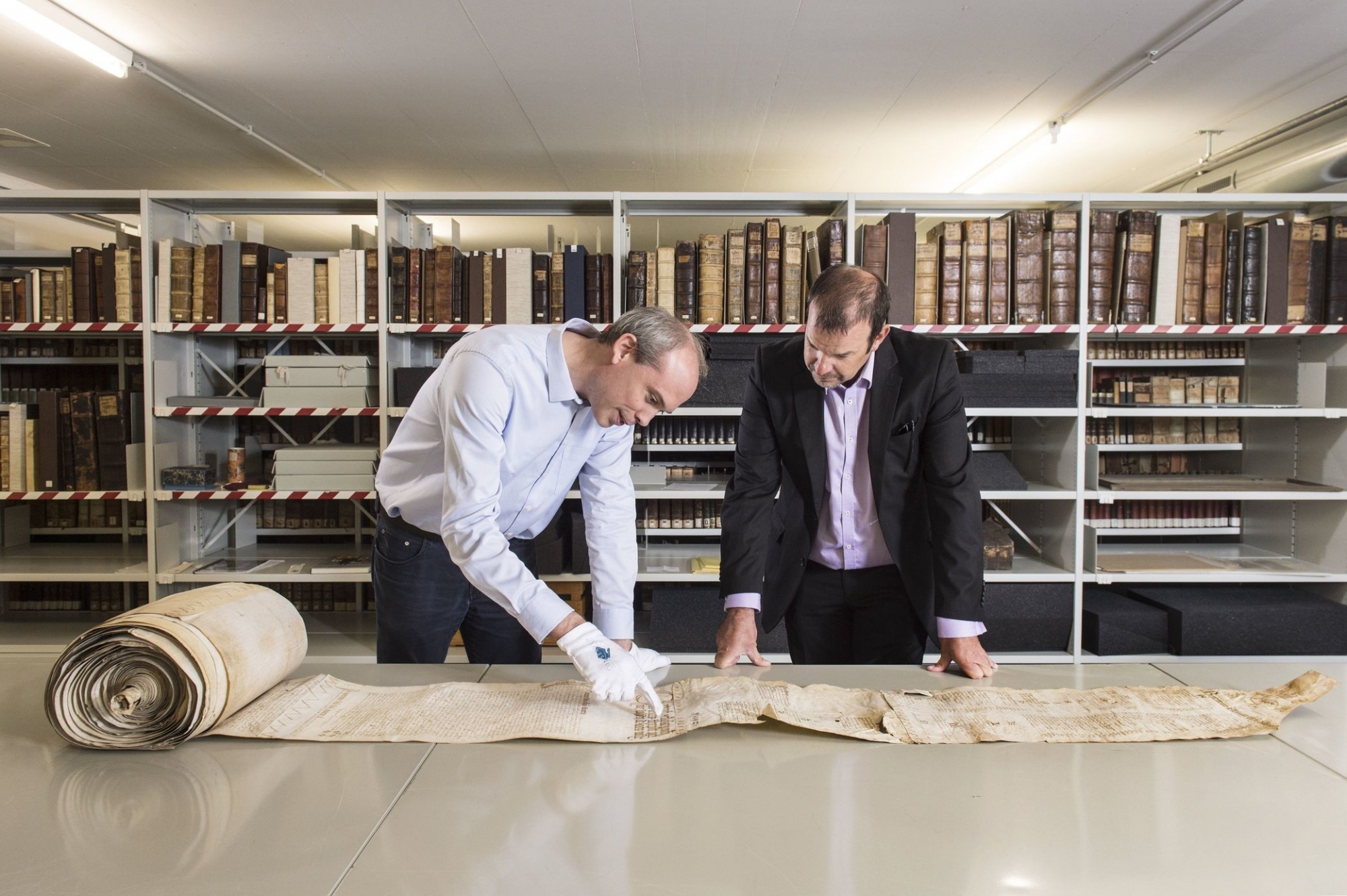 Alain Dubois, archiviste cantonal (à g,), et Stève Lattion, président de Liddes, consultent le fameux document.
