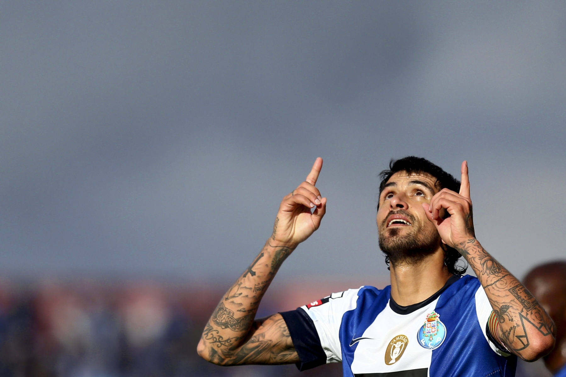 epa03707994 FC Porto's Lucho Gonzalez celebrates after scoring the 1-0 lead from the penalty spot against Pacos de Ferreira during the Portuguese First League soccer match at Mata Real stadium in Pacos de Ferreira, Portugal, 19 May 2013.  EPA/ESTELA SILVA