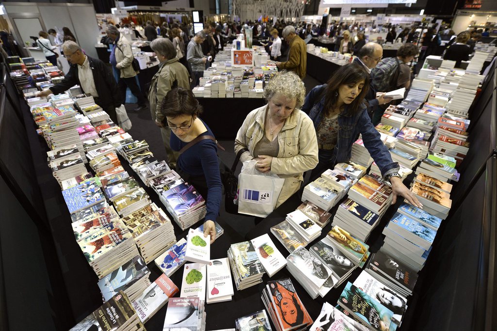 Des visiteurs regardent des livres, lors de l'ouverture du Salon International du Livre et de la Presse mercredi 1 mai 2013 a Geneve. 