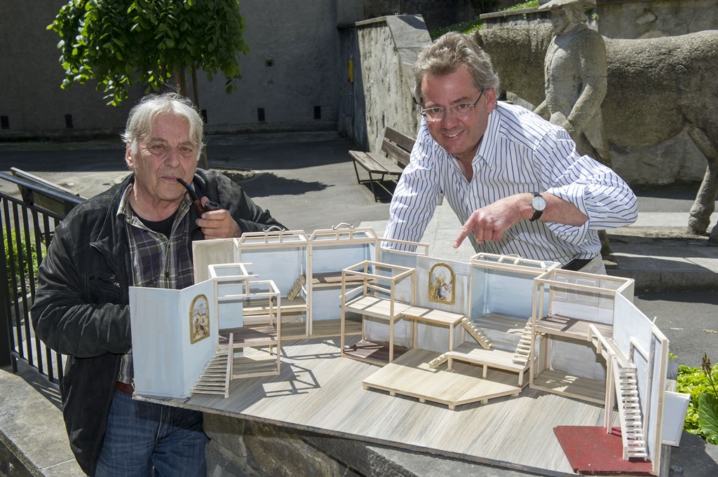 Gil Pidoux et Olivier Duperrex présentent la maquette du décor signé Frédéric Baudouin.