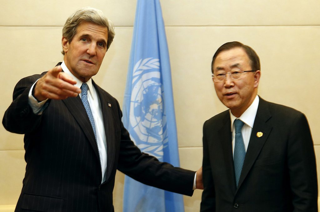 Les Etats-Unis (ici John Kerry), la Russie et l'ONU n'ont toujours pas résolu de nombreuses questions relatives à la future conférence internationale sur la Syrie, y compris la date précise de cette réunion, a indiqué mercredi le secrétaire général de l'ONU Ban Ki-moon (à droite). 