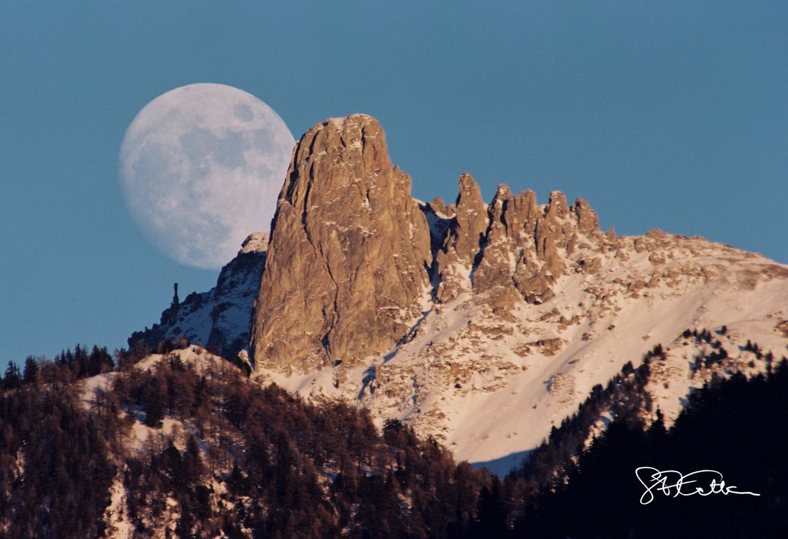 Le photographe martignerain aime sa région et le prouve en immortalisant la Pierre Avoi et...la lune.