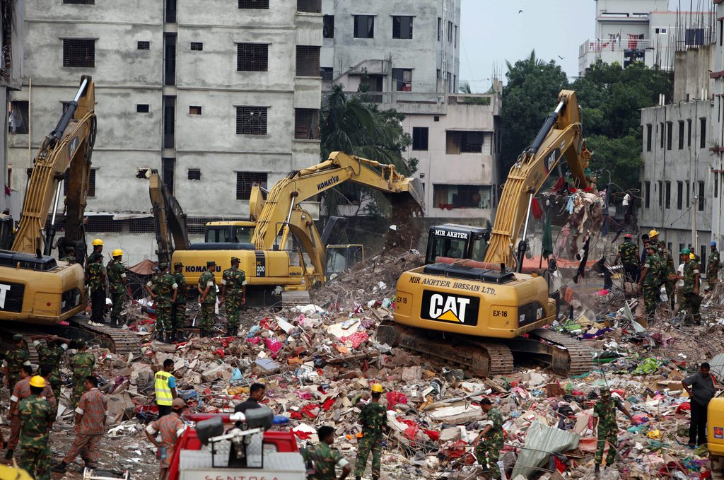 L'armée au Bangladesh a annoncé qu'elle mettrait fin mardi à la recherche de corps dans les ruines de l'immeuble de neuf étages qui s'est effondré près de Dacca le 24 avril.