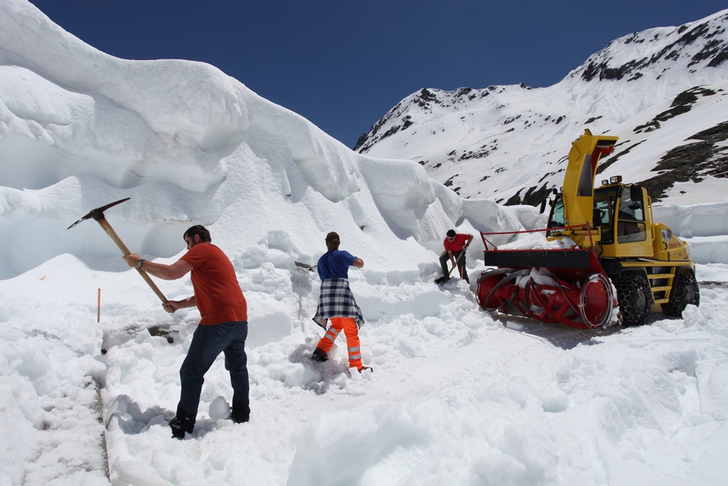 Aujourd'hui, les ouvriers s'affairaient encore au déneigement de la route du col où les hauteurs de neige sont impressionnantes. 