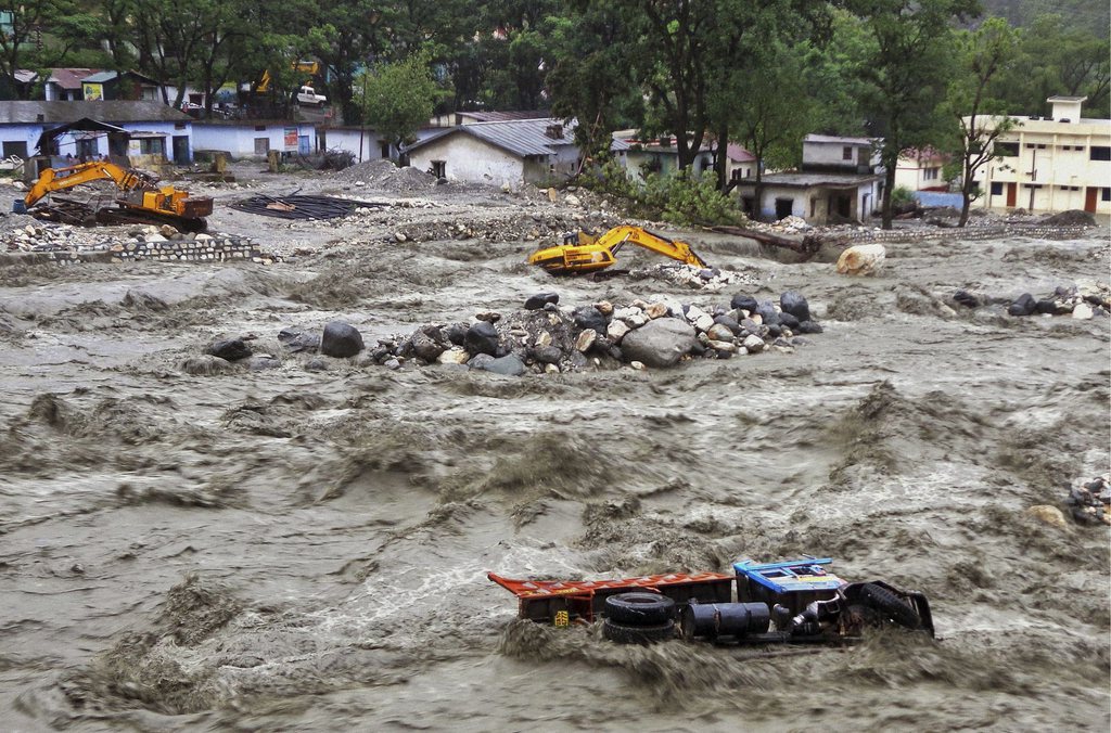 Plus de 60 personnes sont mortes ou portées disparues dans le nord de l'Inde, en raison des pluies torrentielles apportées par une mousson précoce.