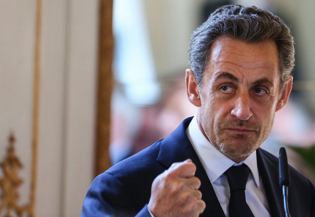 Nicolas Sarkozy prépare activement son retour en politique écrit "Le Monde "dans son édition datée de dimanche-lundi.