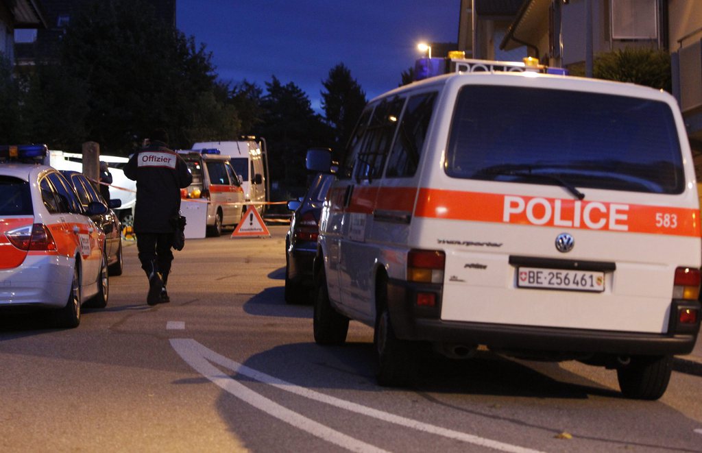 Une course-poursuite s'est terminée samedi soir à Sonceboz-Sombeval (BE) à l'avantage de la police cantonale bernoise. Les forces de l'ordre ont arrêté et mis en détention quatre voleurs présumés.