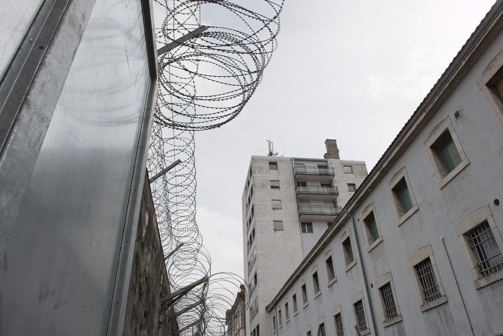 Un détenu de 23 ans s'est évadé de la prison de La Promenade à La Chaux-de-Fonds (NE) dans la nuit de samedi à dimanche, avec l'aide d'un ou plusieurs complices.