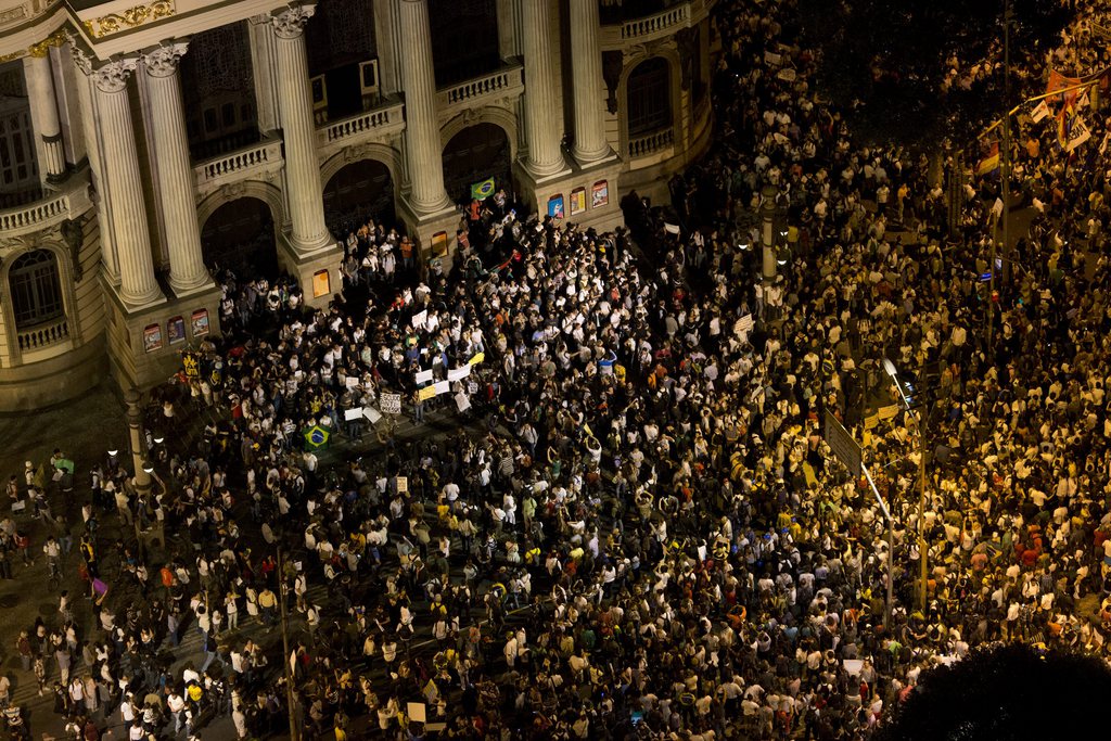 Des dizaines de milliers de Brésiliens ont manifesté lundi dans plusieurs villes du pays contre la hausse du coût des transports publics et la facture du Mondial-2014. 