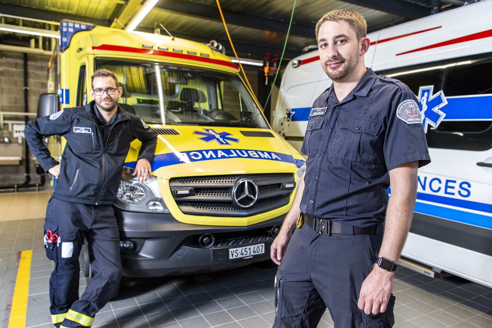 Coup de zoom sur le métier d'ambulancier avec Loïc Schrag (à gauche) et Quentin Angéloz, qui viennent de terminer leur formation au sein de la Compagnie d'ambulances de l'Hôpital du Valais, basée à Martigny.