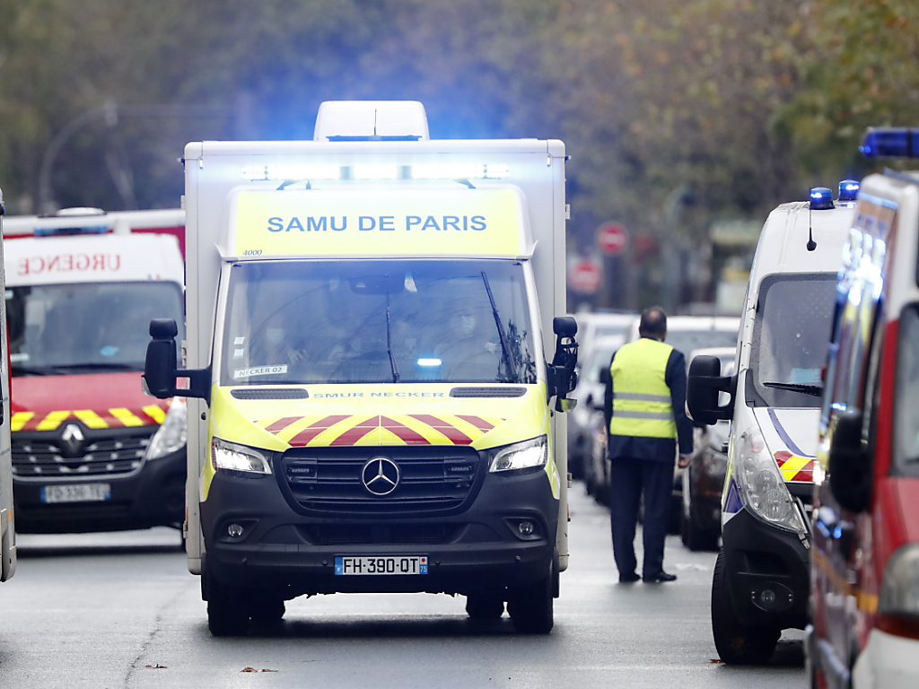 Une ambulance près des anciens locaux de l'hebdomadaire satirique "Charlie Hebdo" à Paris, lieu d'une nouvelle attaque vendredi.
