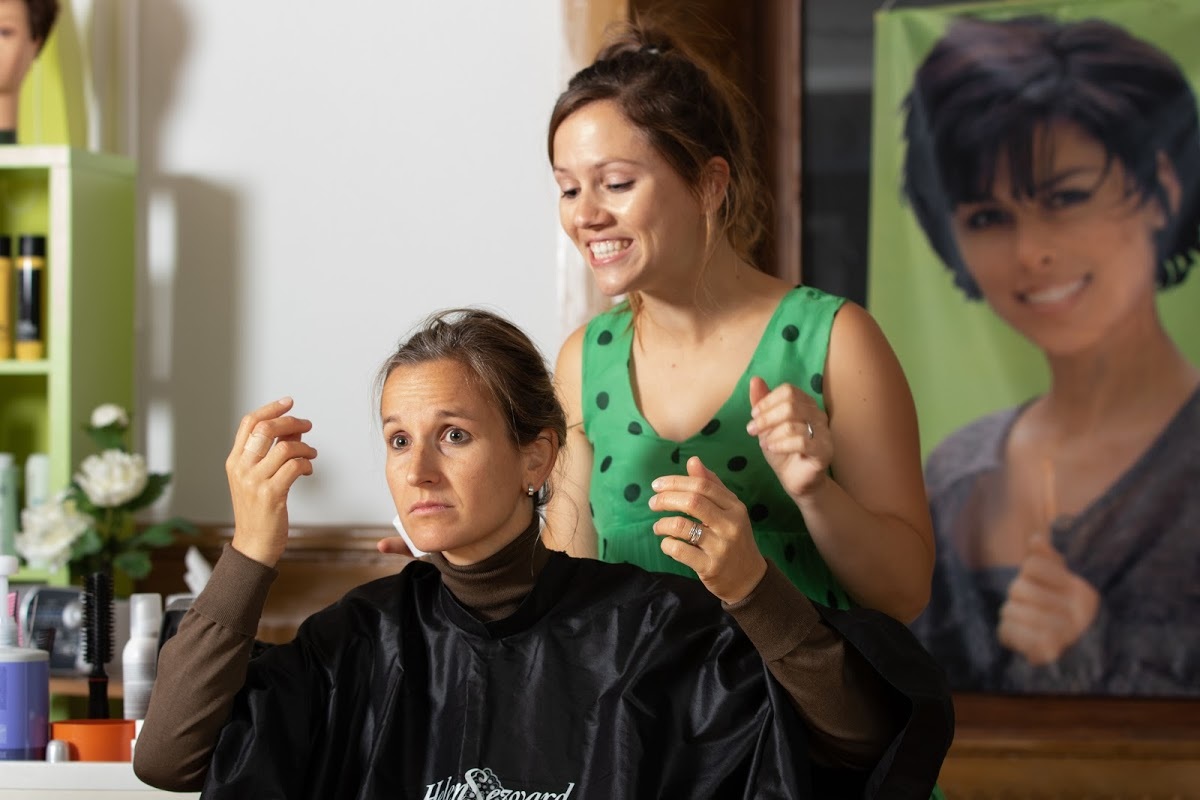 Un salon de coiffure témoin de bien des discussions entre femmes.