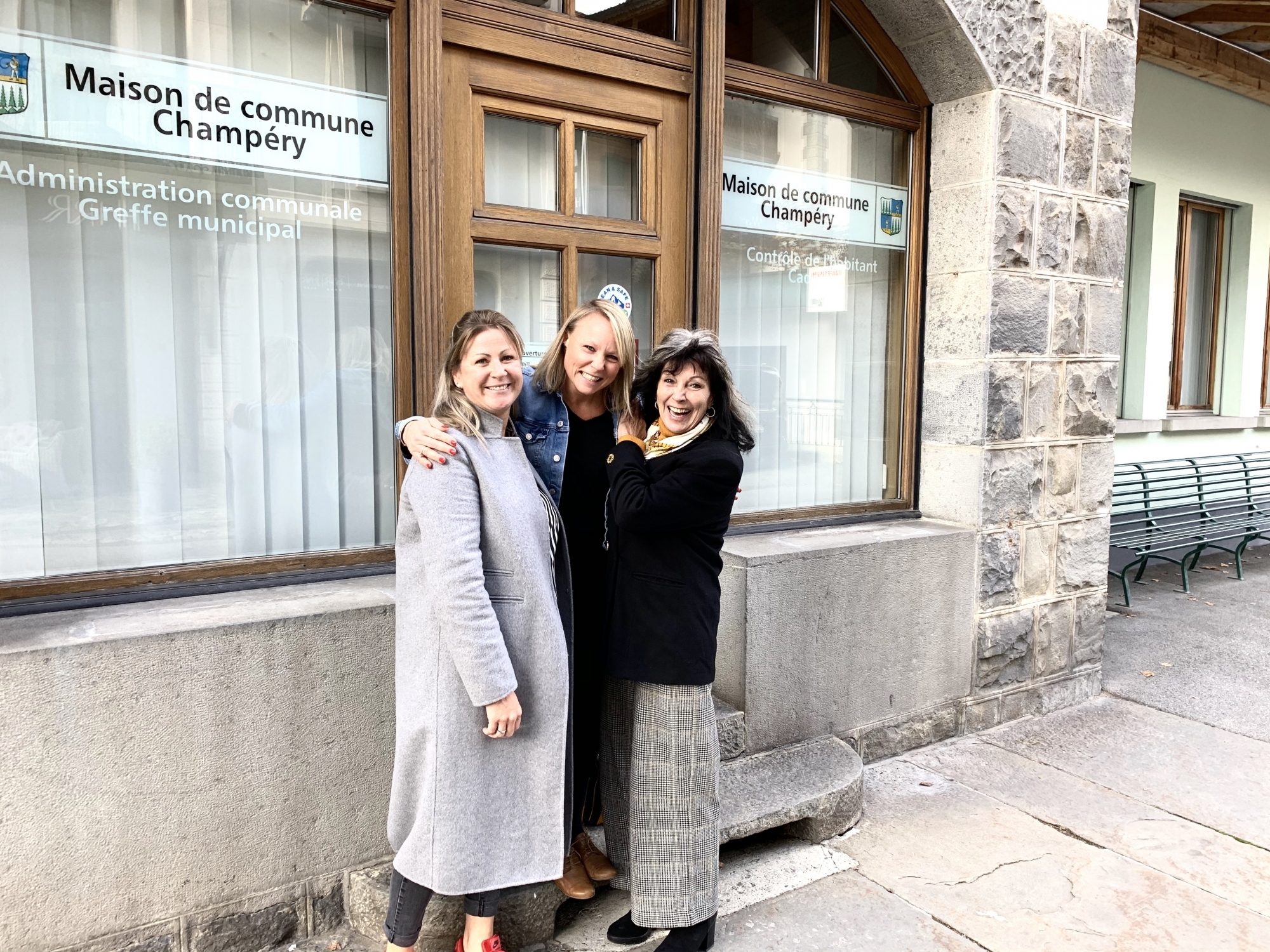 Trois femmes heureuses au Conseil communal: Claudine Rey-Bellet, Sophie Zurkirchen (PDC), et Aude Gex-Collet (Avenir Champérolain).