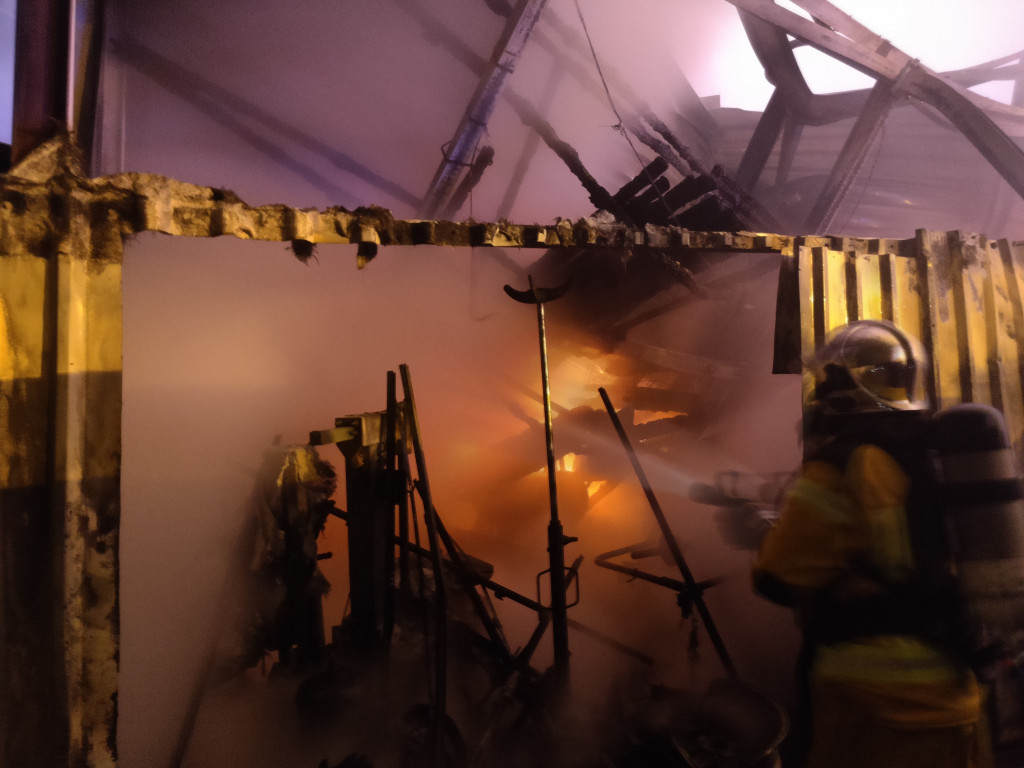 Les pompiers ont lutté pendant plus de huit heures contre l'incendie de Satigny (GE) qui a détruit un entrepôt.