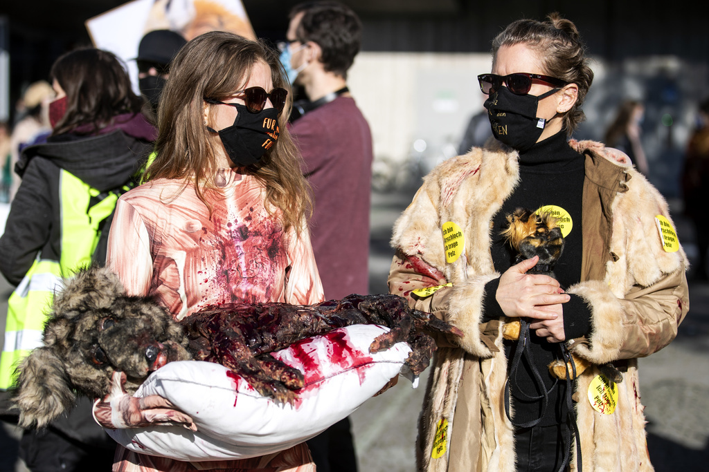 Samedi, près de 300 personnes ont manifesté contre les produits de fourrure à Zurich.