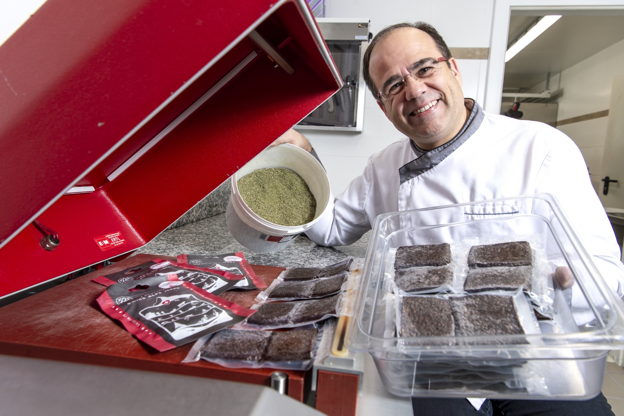 Philippe Baratte, professionnel de la gastronomie, a créé un produit original, à base de bœuf, dans son laboratoire de Vionnaz.