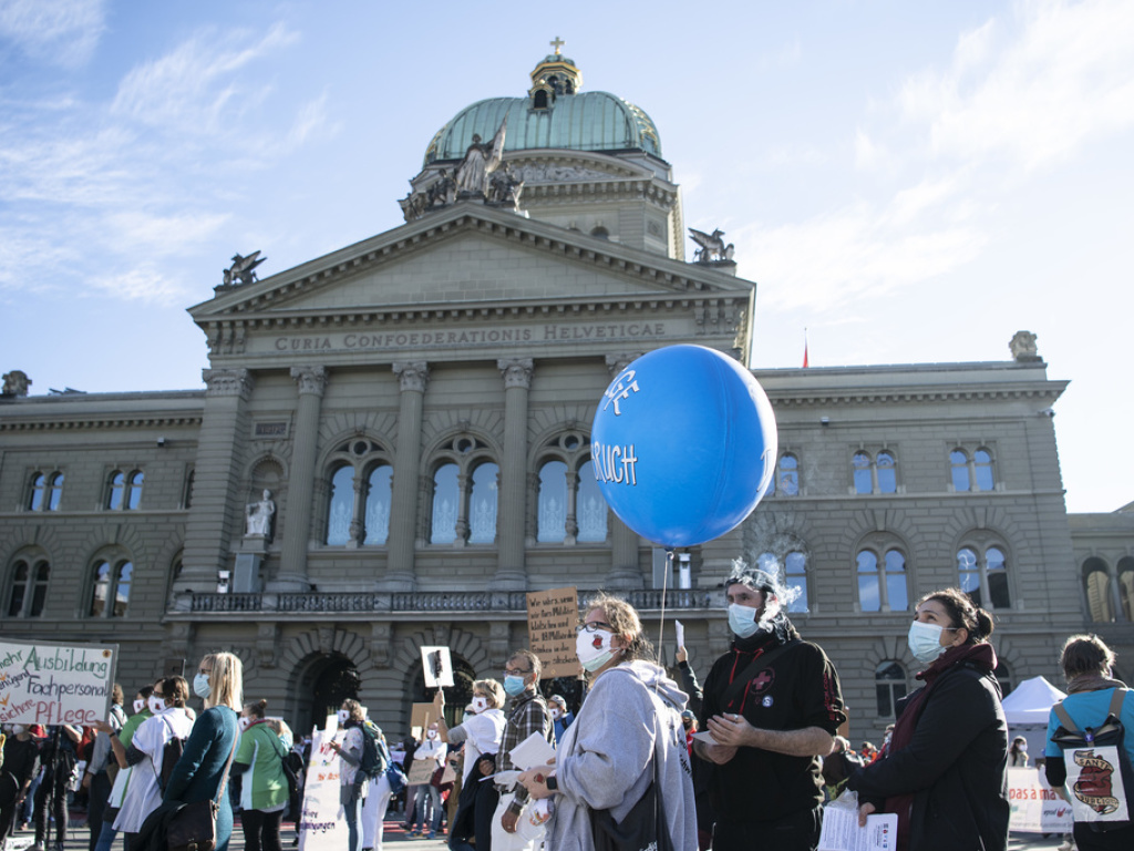 Obligation de porter des masques et de respecter les distances: le rassemblement du personnel de santé sur la Place fédérale à Berne.