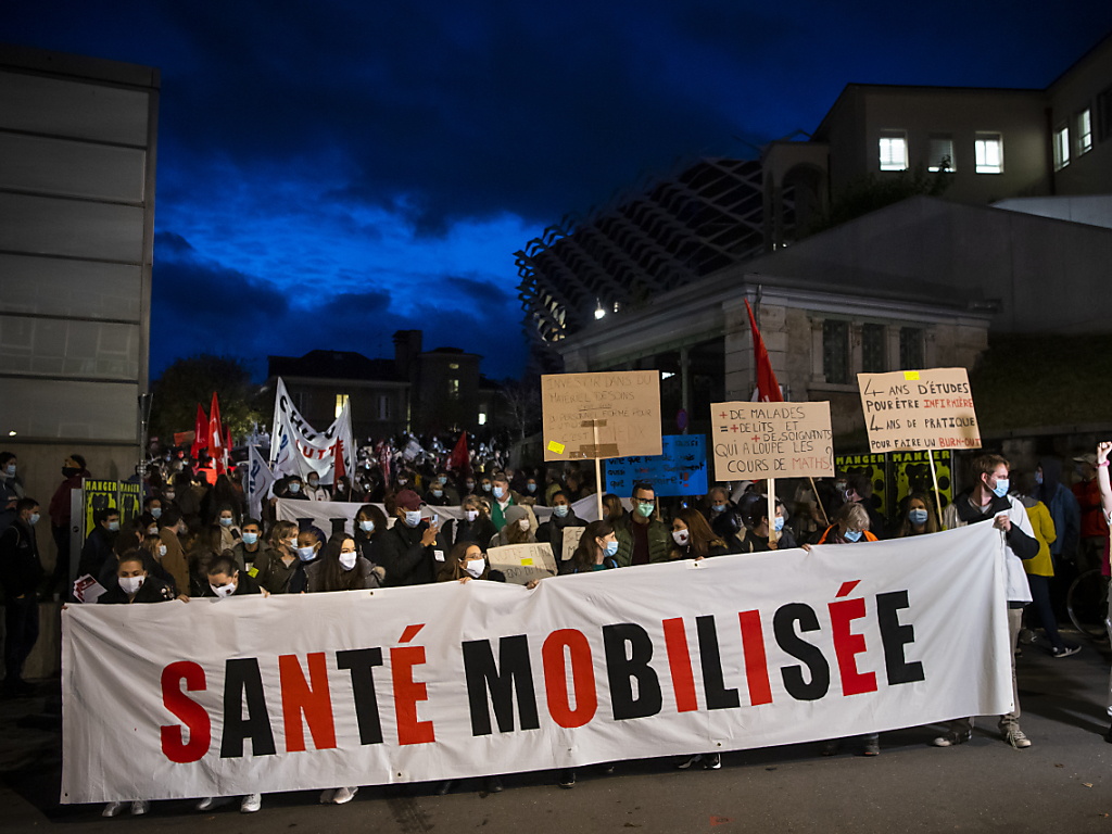 Plusieurs centaines de personnes ont défilé mercredi soir à Lausanne pour demander une meilleure considération du personnel de la santé.