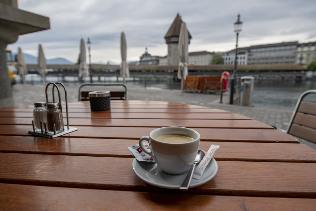 Si les restrictions anti-Covid sont maintenues, les cafetiers suisses pourraient se voir contraints de relever le prix du "petit noir" de 10% l'année prochaine.