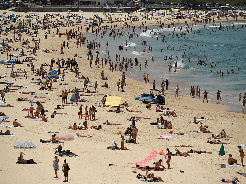 L'été austral bat des records de chaleur et les plages de Sydney se remplissent.