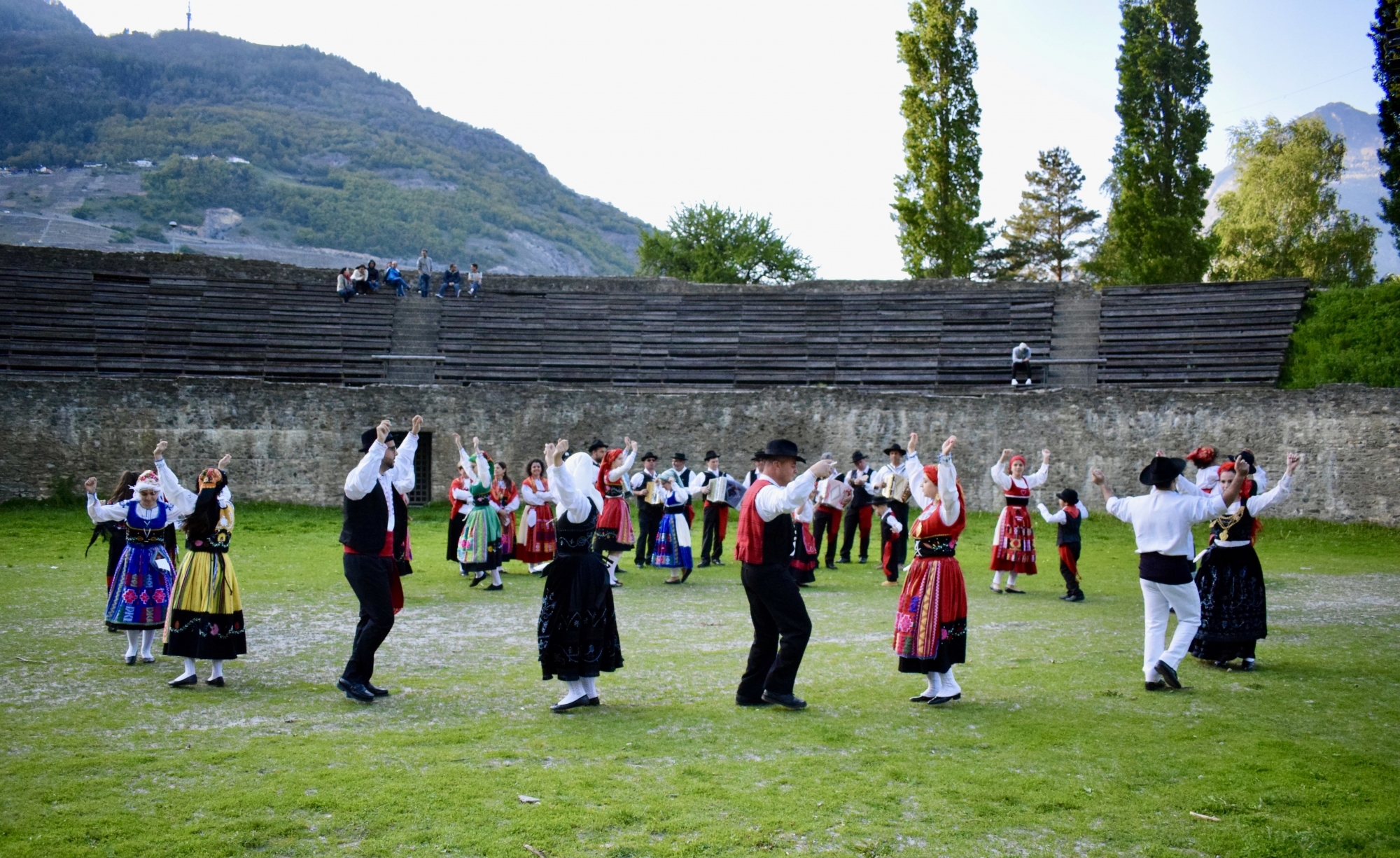 Le groupe folklorique portugais de Martigny (ici dans l'amphithéâtre d'Octodure) est très apprécié loin à la ronde.