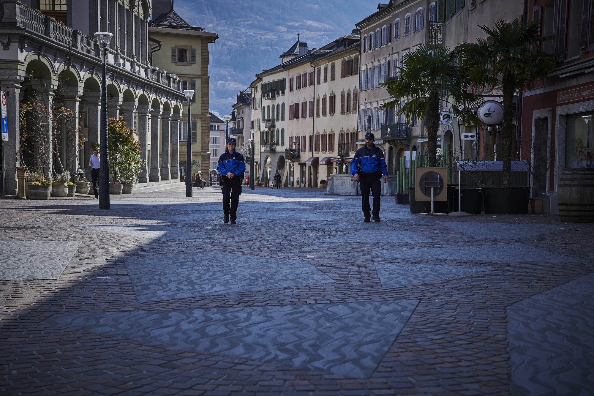 En mars dernier, à distance, deux policiers quadrillaient la vieille ville de Sion.
