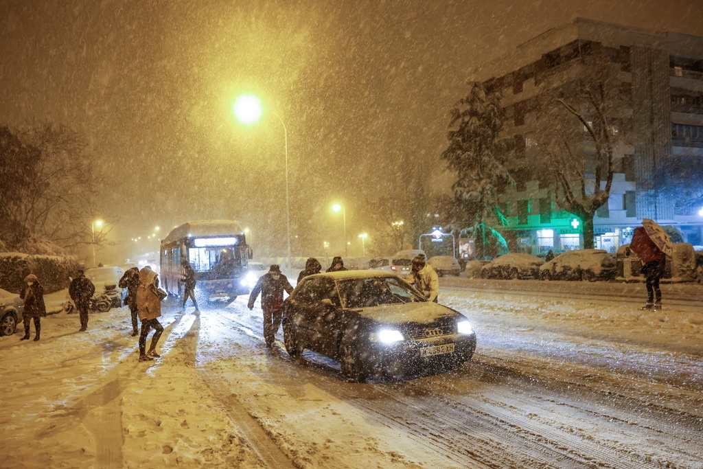 La neige sème le chaos dans les rues de Madrid.