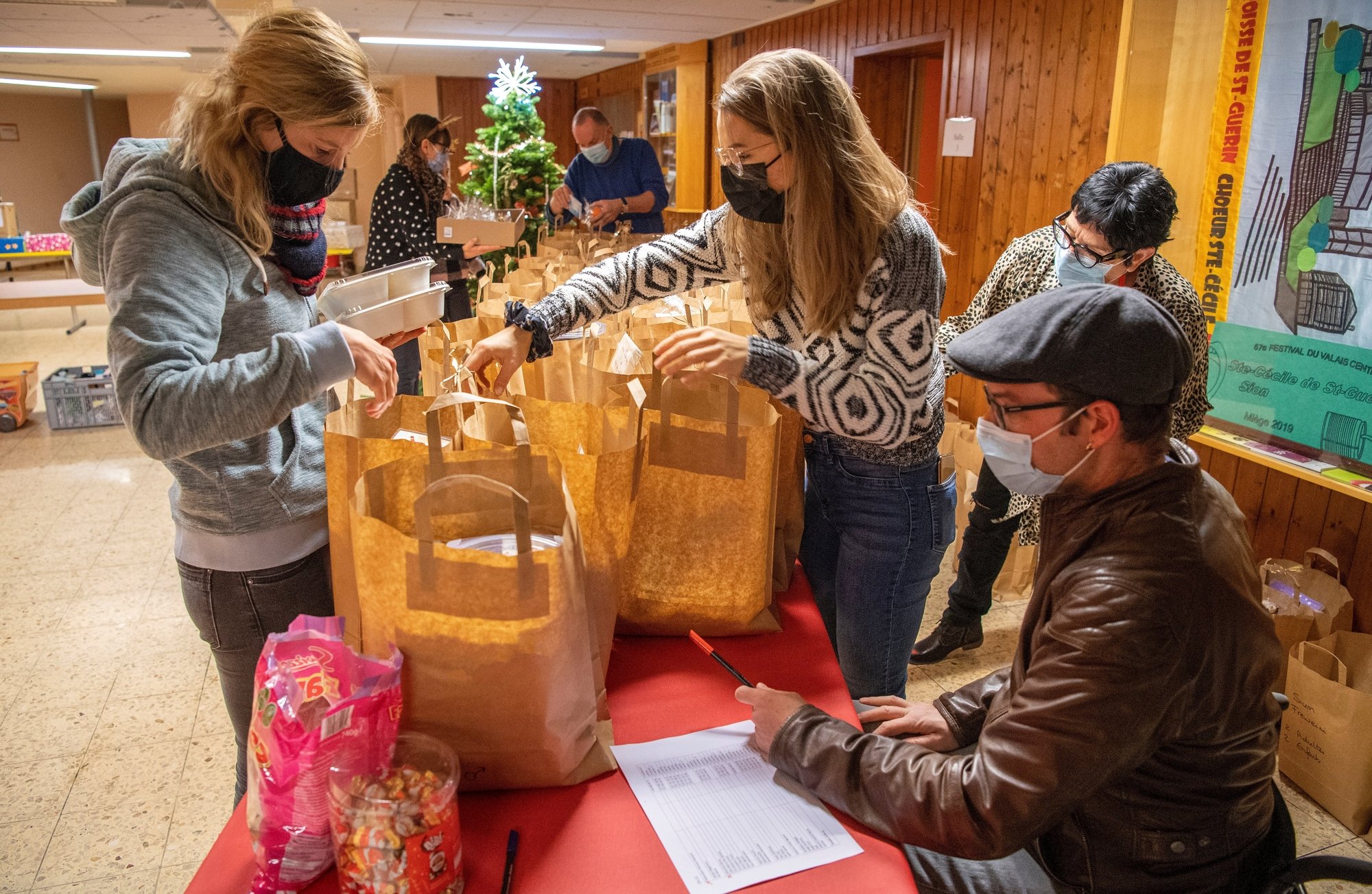 Dès 17 heures, une dizaine de bénévoles étaient à pied d'oeuvre pour empaqueter la centaine de repas à emporter de ce Noël solidaire.