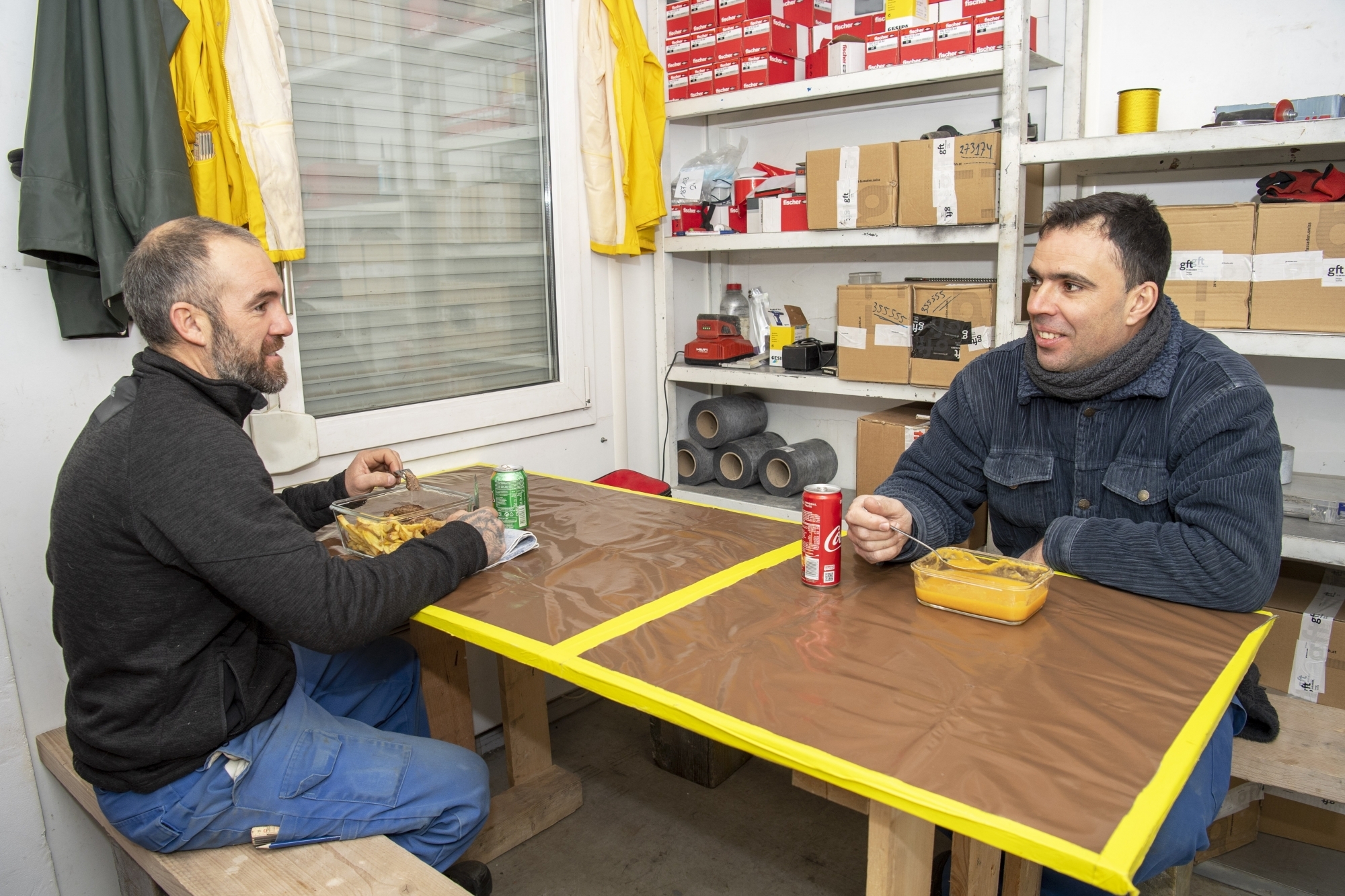 Marco Coelho et José Vieira sont conscients de leur chance d'avoir une cabine à disposition sur leur chantier à Martigny pour leur pause matinale et leur repas de midi.
