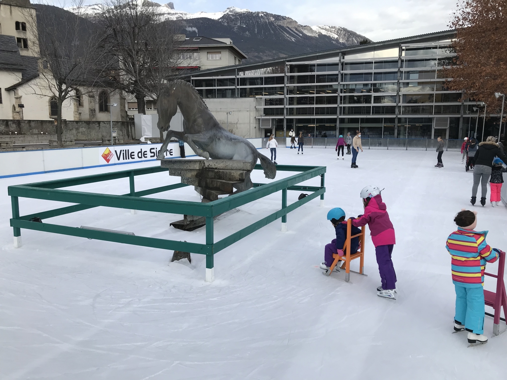 La patinoire de la place du Cheval, à Sierre, attire de nombreux jeunes amateurs de glace.