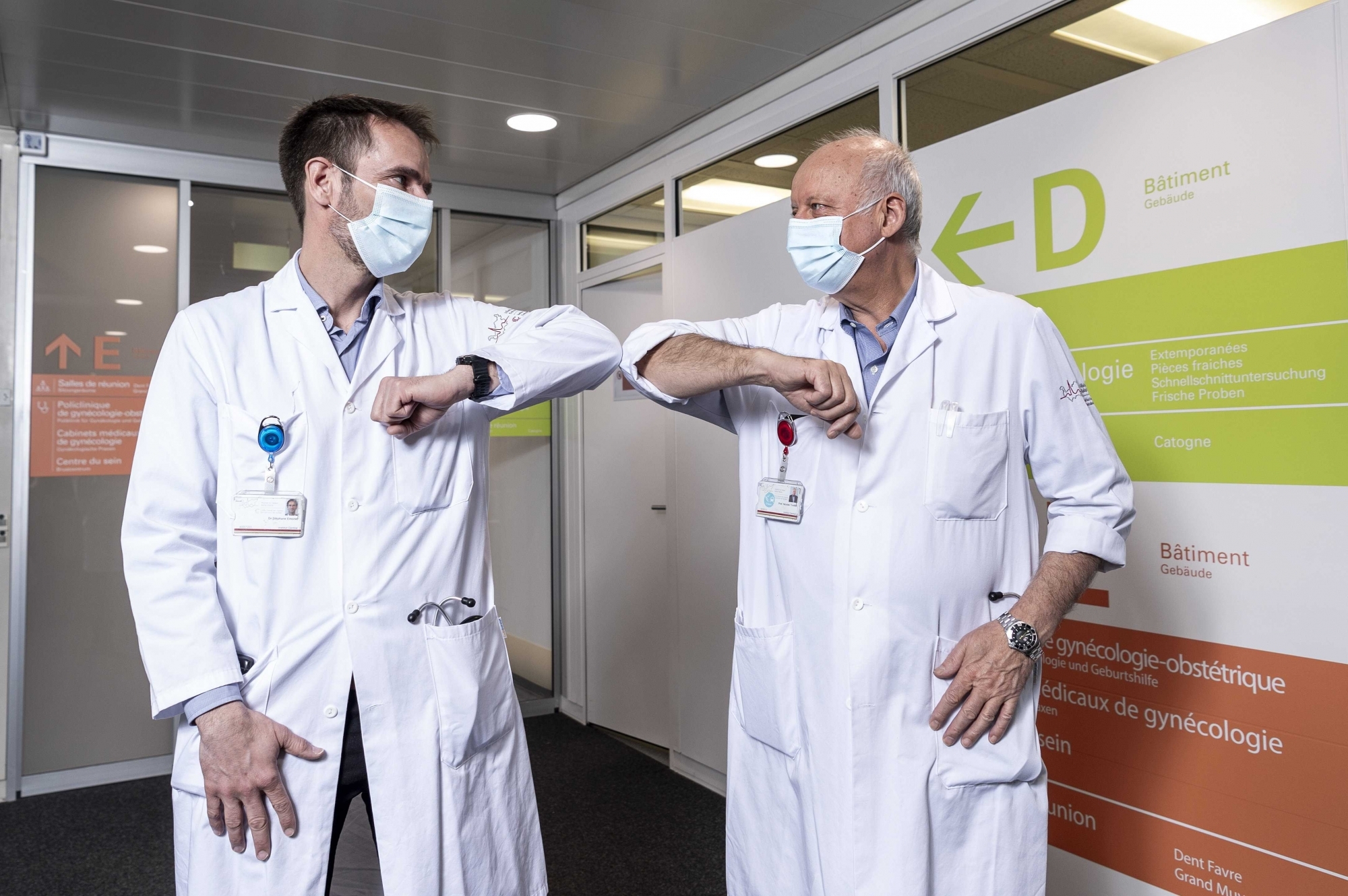Le professeur Nicolas Troillet, médecin-chef de service des maladies infectieuses, passe la main à son successeur Stéphane Emonet (à gauche) sur fond de pandémie du coronavirus.