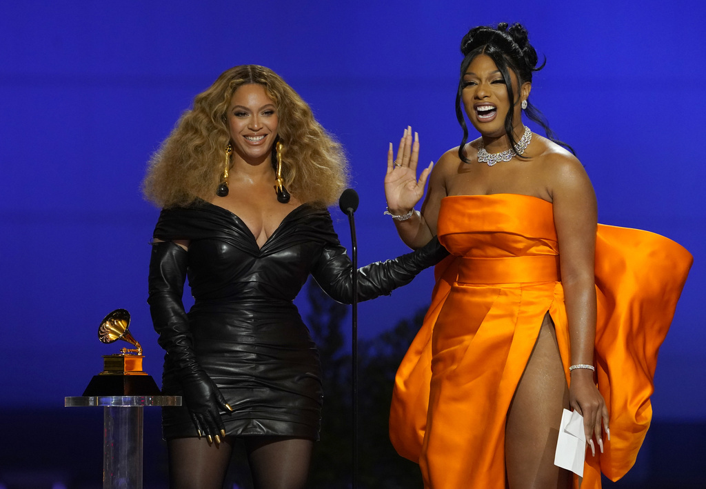 Beyonce, à gauche, et Megan Thee Stallion ont performé dimanche soir aux Grammy Awards.