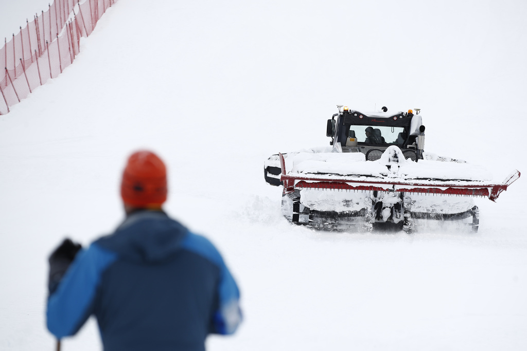 La Fédération internationale de ski (FIS) n'a pas encore décidé d'un nouveau programme, mais réfléchit à faire partir une ou plusieurs courses en début d'après-midi, en espérant que les conditions s'améliorent.