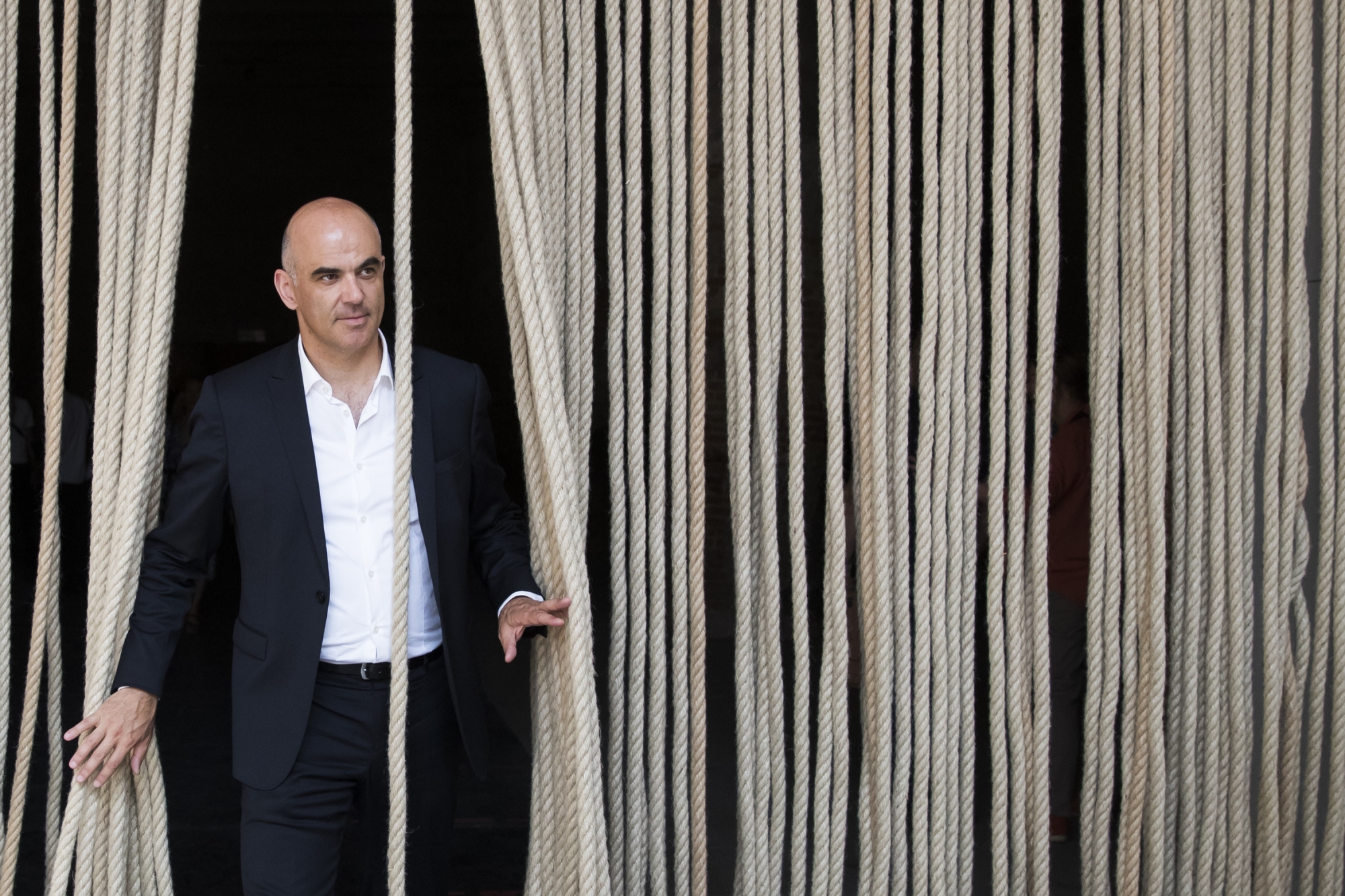 Bundespraesident Alain Berset geht durch einen Vorhang aus Seilen, waehrend einem Rundgang durch die Kunstausstellung im Arsenale, waehrend der 16. Internationalen Architekturausstellung La Biennale di Venezia am 26. Mai 2018 in Venedig, Italien. (KEYSTONE/Peter Klaunzer)