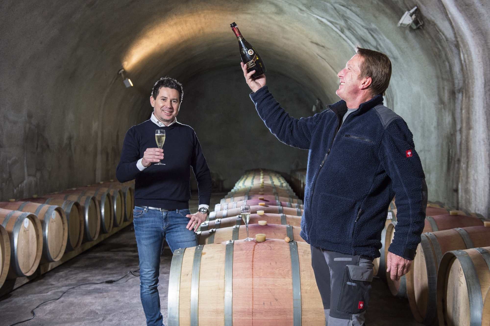 Patrice Rudaz, directeur, et Bruno Geiger, responsable de l’oenologie, après avoir reçu la meilleure note de la catégorie vins effervescents au Grand Prix du vin suisse, en 2019.